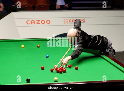 Sheffield, Großbritannien. 18. April 2023. 18. April 2023; The Crucible, Sheffield, England: Cazoo Snooker World Championship 2023, Tag 4; Gary Wilson in Aktion gegen Elliot Seleesor Credit: Action Plus Sports Images/Alamy Live News Stockfoto