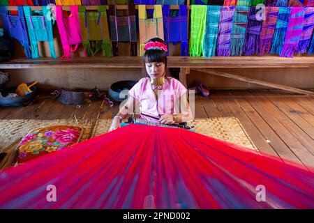 Mandalay, Myanmar, 15. november 2016: Asiatische langhalsige Kayan Padaung Frau in traditioneller Tracht. Ethnische Minderheit in Asien. Schönes Porträt von triba Stockfoto