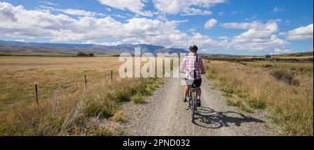 Radfahrerin auf der Otago Railtrail, South Island, Neuseeland. Stockfoto