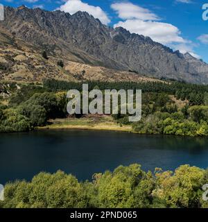 Blick über den Kawarau River in Richtung Remarkables Mountain Range, South Island, Neuseeland. Stockfoto