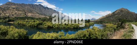 Blick über den Kawarau River in Richtung Remarkables Mountain Range, South Island, Neuseeland. Stockfoto