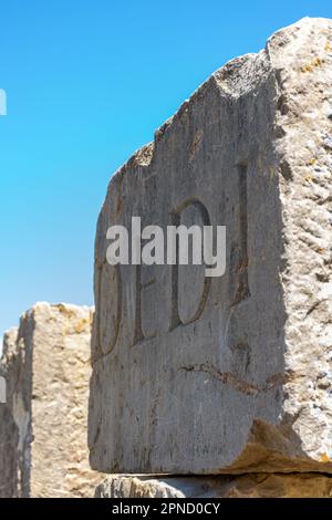 Stein mit einer Inschrift in lateinischer Schrift in der antiken Stadt Cuicul-Djemila. UNESCO-Weltkulturerbe. Stockfoto