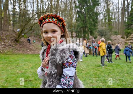 LEMBERG, UKRAINE - 16. APRIL 2023 - Während der Osterfeier im Klymentii Sheptytskyi Wird Ein kleines Mädchen in traditioneller ukrainischer Kleidung abgebildet Stockfoto