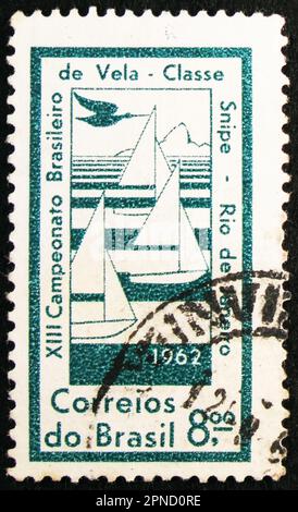 MOSKAU, RUSSLAND - 26. MÄRZ 2023: In Brasilien gedruckte Briefmarken zeigen Snipe Segelboote, 13. Snipe Class Segelmeisterschaften, Rio de Janeiro ser Stockfoto