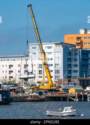 Granton Harnbour, Edinburgh, Schottland, Vereinigtes Königreich, 18. April 2023. UK Weather: Yachten wurden aus dem Winterlager verlegt. Bei sonnigem Frühlingswetter hebt ein Kran Boote von ihrem Winterdock. Kredit: Sally Anderson/Alamy Live News Stockfoto