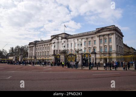 London, Großbritannien. 17. April 2023 Außenansicht des Buckingham Palace tagsüber. Stockfoto