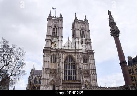 London, Großbritannien. 13. März 2023 Westminster Abbey, Außenansicht tagsüber. Stockfoto
