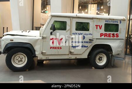 Reuters Press und Media Land Rover Fahrzeug in Kampfzonen. Ausstellung im Imperial war Museum London. Stockfoto