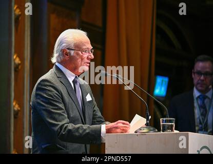 Stockholm, Schweden. 18. April 2023. Schwedischer König Carl XVI Gustaf auf einer Konferenz, die vom schwedischen Forstindustrieverband am 18. April 2023 in Stockholm, Schweden, ausgerichtet wurde. Foto: Anders Wiklund/TT/Code 10040 Kredit: TT News Agency/Alamy Live News Stockfoto