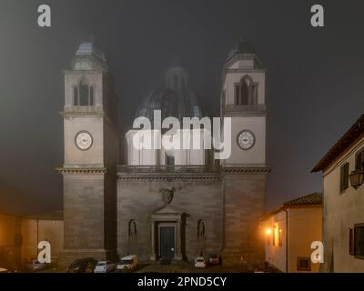 Nachtsicht auf die Kathedrale Santa Margherita, das historische Zentrum von Montefiascone, Italien Stockfoto