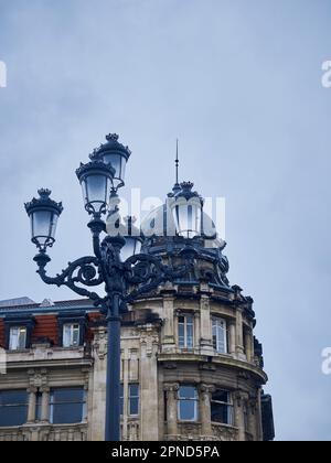 Detail des Turms eines symbolträchtigen Gebäudes in Bilbao Stockfoto