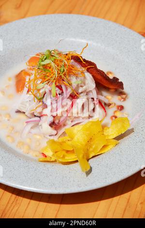 Ein traditionelles „Ceviche“-Gericht, das in einem Restaurant in Chiclayo, Peru, serviert wird. Stockfoto