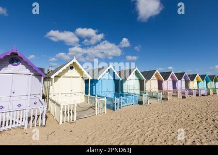 Farbenfrohe Strandhütten auf Mersea Island am 10. Oktober 2022 in Essex, England. Kredit: SMP News