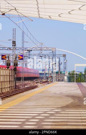 Der „AV Mediopadana“ ist ein Hochgeschwindigkeitsbahnhof, der vom Architekten Santiago Calatrava, Reggio Emilia, Emilia Romagna, Italien, entworfen wurde. Stockfoto