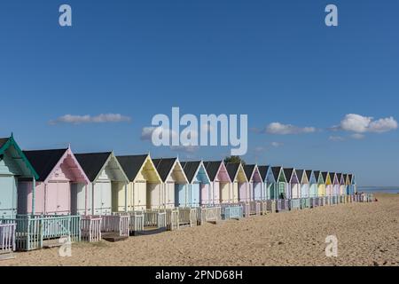 Farbenfrohe Strandhütten auf Mersea Island am 10. Oktober 2022 in Essex, England. Kredit: SMP News Stockfoto