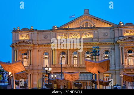 Rednerpulte im Vordergrund vor dem Opernhaus des Colon Theaters während der blauen Stunde, Plaza Lavalle, Buenos Aires, Argentinien. Stockfoto