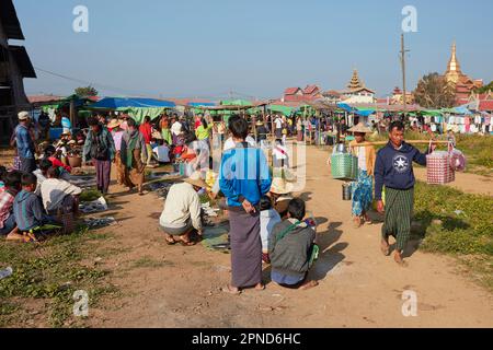 Leute, die auf einem Straßenmarkt in Inle Lake, Shan State, Myanmar handeln. Stockfoto