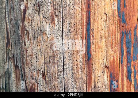 Braunes zerkratztes Holzschneidebrett. Holzstruktur. Dunkler, alter Holztisch mit Texturhintergrund. Unscharf. Stockfoto