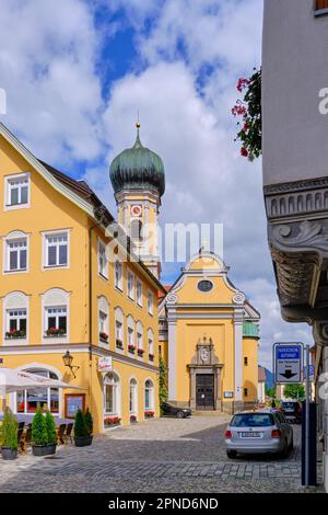 Gastronomische Einrichtung und Kirche St. Nicholas auf dem Marian Square in der Innenstadt von Immenstadt im Allgäu, Bayern, Deutschland, Europa. Stockfoto