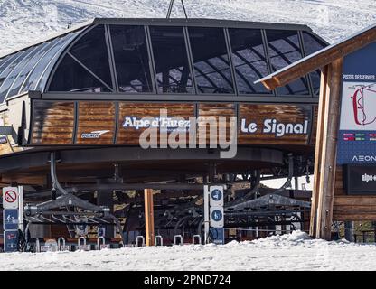 Huez, Frankreich - 9. April 2023: Eines der beliebtesten Skigebiete in den Alpen Frankreichs - Alpe D'Huez - Skilift Le Signal - Skistation, Lift Stockfoto