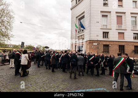 Rom, Italien, Italien. 18. April 2023. Protest der Bürgermeister der Region Molise heute Morgen, am 18. April, gingen sie und versammelten sich in Rom zu einem Sit-in unter dem Gesundheitsministerium, um die großen Schwierigkeiten des Gesundheitsdienstes Molise anzuprangern. Sie protestieren unter dem Ruf von Artikel 32 der italienischen Verfassung, dass Minister Schillaci angemessene Lösungen für unser Territorium finden soll, wie sie in der Verfassung beschrieben und zitiert werden. (Kreditbild: © Andrea Ronchini/Pacific Press via ZUMA Press Wire) NUR REDAKTIONELLE VERWENDUNG! Nicht für den kommerziellen GEBRAUCH! Stockfoto