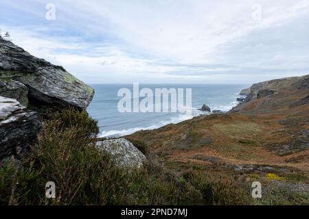 Der Küstenweg und die Küste am 29. Oktober 2022 in Crackington Haven, Cornwall, England. Kredit: SMP News Stockfoto