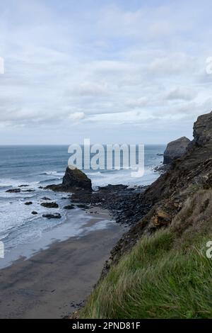 Der Küstenweg und die Küste am 29. Oktober 2022 in Crackington Haven, Cornwall, England. Kredit: SMP News Stockfoto