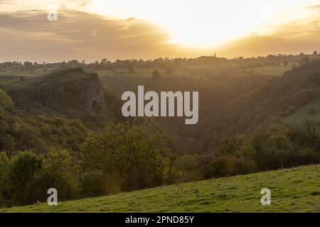 Thor's Cave am 19. Oktober 2022 in Wetton, Staffordshire, England. Kredit: SMP News Stockfoto