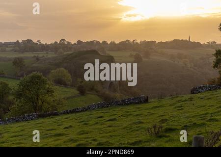 Thor's Cave am 19. Oktober 2022 in Wetton, Staffordshire, England. Kredit: SMP News Stockfoto