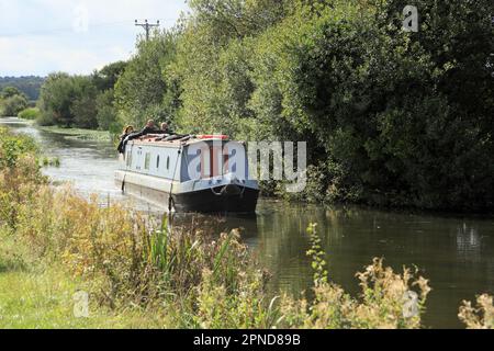 Schmales Boot auf dem Leeds und Liverpool Canal in Rufford nahe Southport Lancashire England Stockfoto