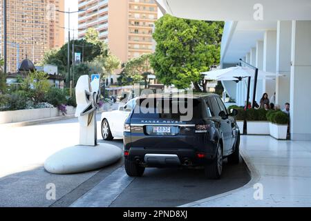 Monte-Carlo, Monaco - 16. April 2023: Ein schwarzer Land Rover Range Rover Sport parkt vor dem hochmodernen Wohngebäude Palais de la Plage Stockfoto