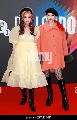 Charlotte Roberts und Abby Roberts nehmen an der britischen Premiere „The French Dispatch“ während des BFI London Film Festivals 65. in der Royal Festival Hall in London Teil. Stockfoto