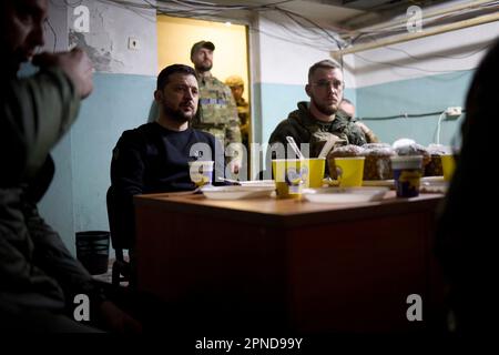 Avdiivka, Ukraine. 18. April 2023. Der ukrainische Präsident Wolodymyr Zelenskyy, Zentrum, und der Chef des Präsidentenstabs Andrii Yermak, verließ das Land, nehmen an einer Besprechung der Befehlshaber einer Frontabteilung ukrainischer Marines in der Region Donezk am 18. April 2023 in Avdiivka, Ukraine Teil. Kredit: Pool Photo/Pressestelle Des Ukrainischen Präsidenten/Alamy Live News Stockfoto