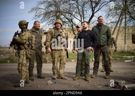 Avdiivka, Ukraine. 18. April 2023. Ukrainischer Präsident Wolodymyr Zelenskyy, 2. Rechts, sieht geschädigte zivile Strukturen während der Frontlinien in der Region Donezk, 18. April 2023 in Avdiivka, Ukraine. Kredit: Pool Photo/Pressestelle Des Ukrainischen Präsidenten/Alamy Live News Stockfoto