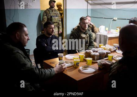 Avdiivka, Ukraine. 18. April 2023. Der ukrainische Präsident Wolodymyr Zelenskyy, Zentrum, und der Chef des Präsidentenstabs Andrii Yermak, verließ das Land, nehmen an einer Besprechung der Befehlshaber einer Frontabteilung ukrainischer Marines in der Region Donezk am 18. April 2023 in Avdiivka, Ukraine Teil. Kredit: Pool Photo/Pressestelle Des Ukrainischen Präsidenten/Alamy Live News Stockfoto