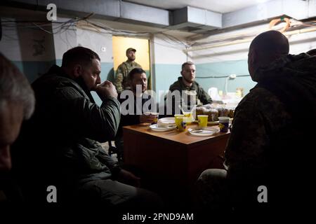 Avdiivka, Ukraine. 18. April 2023. Der ukrainische Präsident Wolodymyr Zelenskyy, Zentrum, und der Chef des Präsidentenstabs Andrii Yermak, verließ das Land, nehmen an einer Besprechung der Befehlshaber einer Frontabteilung ukrainischer Marines in der Region Donezk am 18. April 2023 in Avdiivka, Ukraine Teil. Kredit: Pool Photo/Pressestelle Des Ukrainischen Präsidenten/Alamy Live News Stockfoto