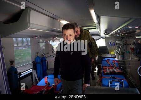 Avdiivka, Ukraine. 18. April 2023. Der ukrainische Präsident Wolodymyr Zelenskyy besucht am 18. April 2023 in Avdiivka (Ukraine) den Evakuierungsbus von Scania für verwundete Soldaten und Zivilisten an den Fronten der Region Donezk. Kredit: Pool Photo/Pressestelle Des Ukrainischen Präsidenten/Alamy Live News Stockfoto