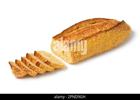 Geschnittener, frisch gebackener Maisbrotlaaf, isoliert auf weißem Hintergrund, Nahaufnahme Stockfoto