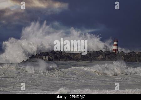 Eingang zum Hafen Povoa de Varzim bei Sturm, nördlich von Portugal. Stockfoto