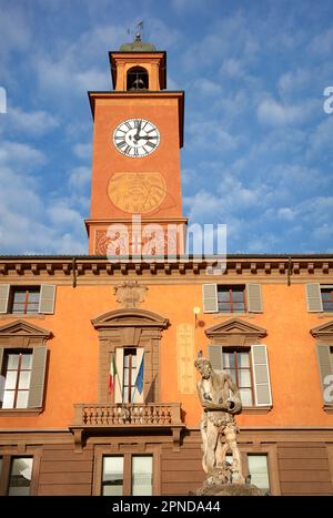 Die Hauptfassade des Palazzo del Monte di Pietà, eines der wichtigsten Wahrzeichen in Reggio Emilia, Emilia Romagna, Italien. Stockfoto