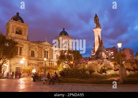 Die Vorderfassade der Kathedrale Basilika „unsere Lieben Frau des Friedens“ auf dem Murillo-Platz in der Dämmerung, La Paz, Bolivien. Stockfoto