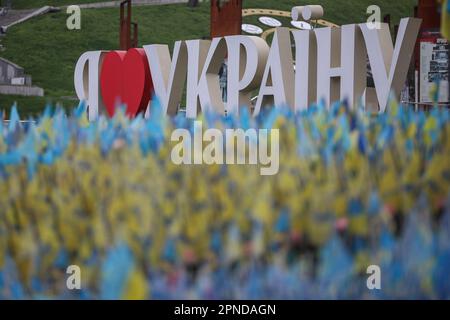 Kiew, Ukraine. 14. April 2023. Blaue und gelbe ukrainische Nationalflaggen mit Namen gefallener Soldaten, die auf dem Maidan Nezalezhnosti (Unabhängigkeitsplatz) im Zentrum Kiews zu sehen sind. Familien und Freunde des getöteten Soldaten hinterlassen die Flaggen als Gedenkstätte für ihre Lieben. Während die Invasion der Ukraine durch die russischen Streitkräfte in vollem Umfang anhält, versucht die Hauptstadt der Ukraine, die Normalität aufrechtzuerhalten. (Foto: Aziz Karimov/SOPA Images/Sipa USA) Guthaben: SIPA USA/Alamy Live News Stockfoto