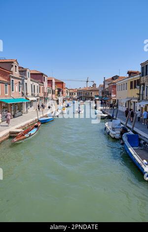 Murano, Venedig: Insel murano in Venedig, Italien. Blick auf den Kanal mit dem Boot. Stockfoto