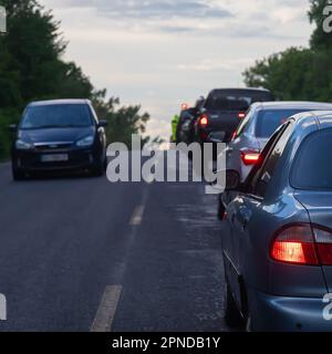 Verkehrsstaus auf der Straße sind mit der Reparatur der Straße verbunden. Guten Abend Stockfoto