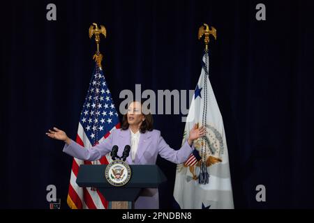 Los Angeles, Kalifornien, USA. 17. April 2023. US-Vizepräsident Kamala Harris spricht am Montag, den 17. April, auf dem Los Angeles CleanTech Incubator (LACI) in Los Angeles, Kalifornien, USA, 2023. LACI, gegründet von der Stadt Los Angeles und ihrem Ministerium für Wasser und Strom im Jahr 2011, hat einen zweiten Fonds mit Unterstützung eingerichtet, um Gemeinden zu unterstützen, die häufig Schwierigkeiten haben, Finanzmittel zu beschaffen. Kredit: Eric Thayer/Pool über CNP/dpa/Alamy Live News Stockfoto