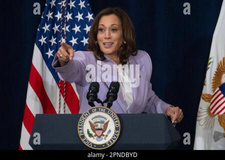 Los Angeles, Kalifornien, USA. 17. April 2023. US-Vizepräsident Kamala Harris spricht am Montag, den 17. April, auf dem Los Angeles CleanTech Incubator (LACI) in Los Angeles, Kalifornien, USA, 2023. LACI, gegründet von der Stadt Los Angeles und ihrem Ministerium für Wasser und Strom im Jahr 2011, hat einen zweiten Fonds mit Unterstützung eingerichtet, um Gemeinden zu unterstützen, die häufig Schwierigkeiten haben, Finanzmittel zu beschaffen. Kredit: Eric Thayer/Pool über CNP/dpa/Alamy Live News Stockfoto