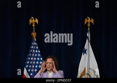 Los Angeles, Kalifornien, USA. 17. April 2023. US-Vizepräsident Kamala Harris spricht am Montag, den 17. April, auf dem Los Angeles CleanTech Incubator (LACI) in Los Angeles, Kalifornien, USA, 2023. LACI, gegründet von der Stadt Los Angeles und ihrem Ministerium für Wasser und Strom im Jahr 2011, hat einen zweiten Fonds mit Unterstützung eingerichtet, um Gemeinden zu unterstützen, die häufig Schwierigkeiten haben, Finanzmittel zu beschaffen. Kredit: Eric Thayer/Pool über CNP/dpa/Alamy Live News Stockfoto