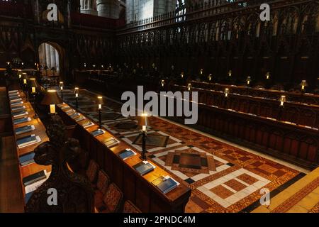 Gloucester, Großbritannien. 13. April 2023. Chorstände sind in der Gloucester Cathedral abgebildet. Die Gloucester Cathedral wurde 1089 von Abbot Serlo eröffnet und ist eines der großen mittelalterlichen religiösen Gebäude Englands. Sie begrüßt jedes Jahr rund 350.000 Besucher. Kredit: Mark Kerrison/Alamy Live News Stockfoto