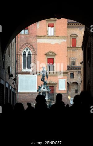 Der „Neptunbrunnen“ auf der „Piazza del Nettuno“ (neben der „Piazza Maggiore“) im historischen Fass von Bologna, Emilia Romagna, Italien. Stockfoto