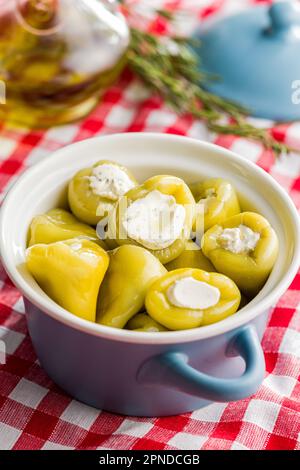 Paprika gefüllt mit Frischkäse im Topf. Stockfoto